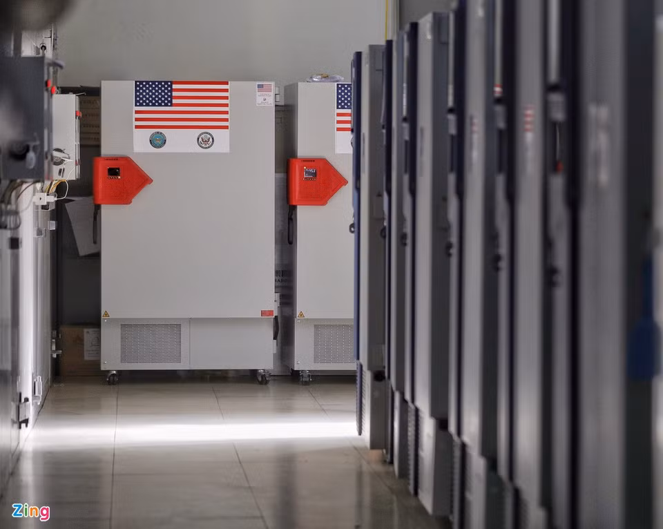 “Đây là biểu tượng siêu lạnh của một tình hữu nghị nồng ấm”, Đại sứ quán Mỹ tại Hà Nội viết trên Facebook về 77 chiếc tủ lạnh âm sâu được Mỹ bàn giao cho Việt Nam trong buổi lễ tiếp nhận chiều 12/10 tại Viện Vệ sinh Dịch tễ Trung ương (NIHE).