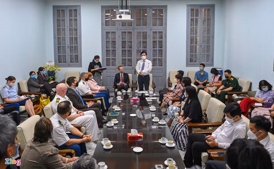 “Sự hỗ trợ này là nguồn động viên rất to lớn, quý báu và có ý nghĩa, giúp Việt Nam sớm kiểm soát được đại dịch, từng bước khôi phục sinh hoạt và sản xuất”, Thứ trưởng Bộ Y tế Trương Quốc Cường bày tỏ cảm ơn với chính phủ Mỹ trong lễ tiếp nhận chiều 12/10.