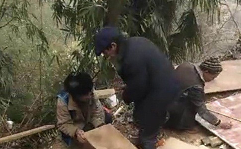 Vì quá nghèo, gia đình phải tự đóng quan tài từ những mảnh gỗ vụn.