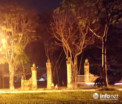 Những cô gái đứng đường ngồi trước đình làng Phú Thạch (Thành phố Huế) chờ khách mua dâm.