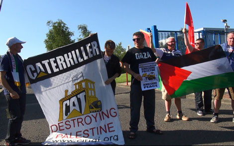 Một số người tham gia Biểu tình phản đối Công ty Caterpillar.