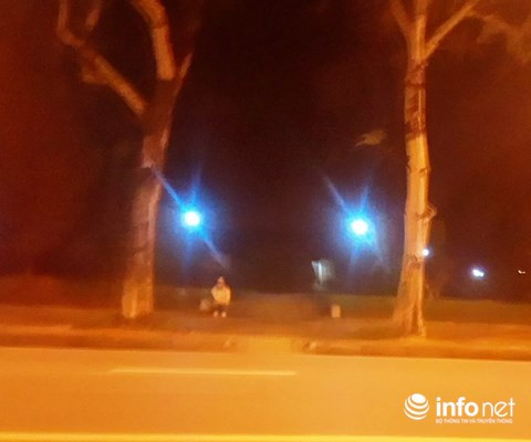 Cô gái ngồi "vẫy khách" tại đường Lê Duẩn (Thành phố Huế).