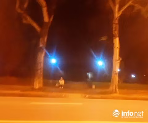 Cô gái ngồi "vẫy khách" tại đường Lê Duẩn (Thành phố Huế).