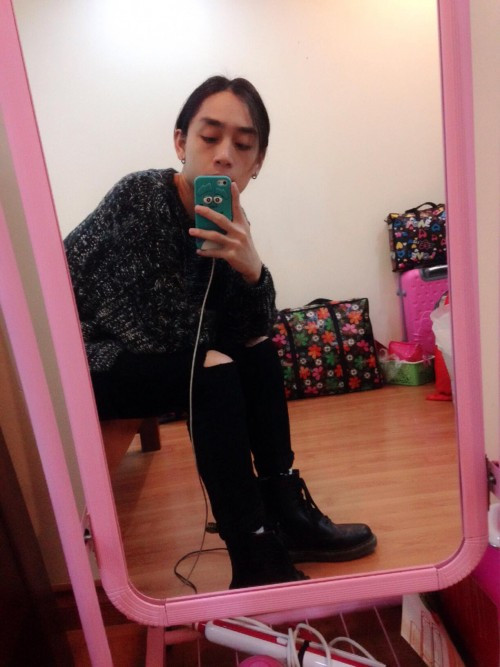 Đây là bức ảnh tóc dài và mặc quần rách của Tuấn, khiến ông ngoại phải đích thân vào bình luận nhắc nhở.