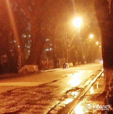 Gái làng chơi đứng đường chờ khách mua dâm tại đường Ngô Quyền (Thành phố Huế).