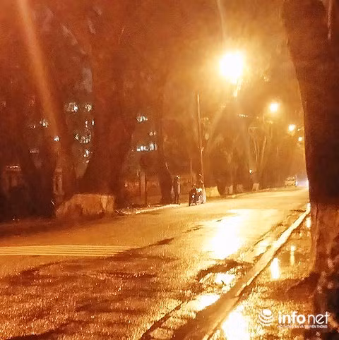 Gái làng chơi đứng đường chờ khách mua dâm tại đường Ngô Quyền (Thành phố Huế).