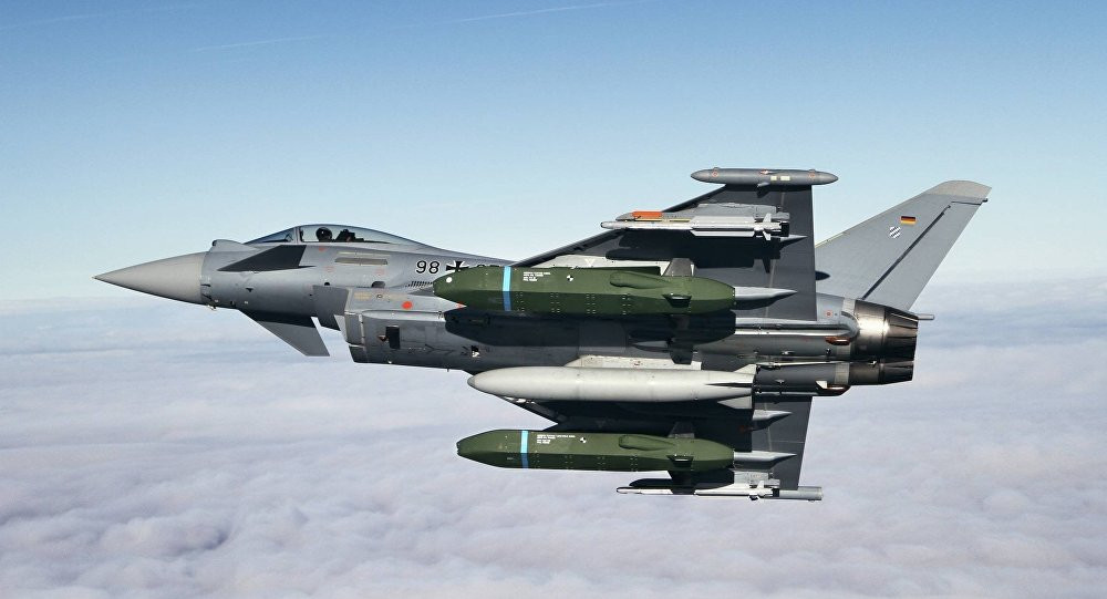 Tiếp theo đó là các chiến đấu cơ Eurofighter Typhoon - loại chiến đấu cơ hiện đại nhất và được coi là xương sông của Không quân Đức. Hiện tại chỉ còn khoảng 10 chiếc chiến đấu cơ loại này trong biên chế Không quân Đức có thể cất cánh được, số còn lại cũng "không đủ điều kiện kỹ thuật" để hoạt động. Nguồn ảnh: Pinterest.