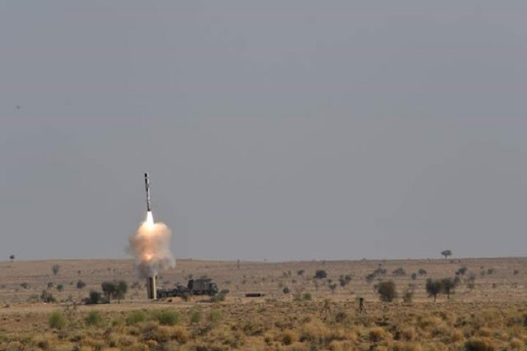 Tên lửa hành trình BrahMos có khả năng tấn công mục tiêu với khoảng cách tối đa lên tới 480km và tốc độ bắn tối đa đạt Mach 3.5. Phía Ấn Độ cũng đã từng khẳng định nước này đang hợp tác với phía Nga để "tăng tầm" cho các tên lửa BrahMos. Nguồn ảnh: Indiannews.