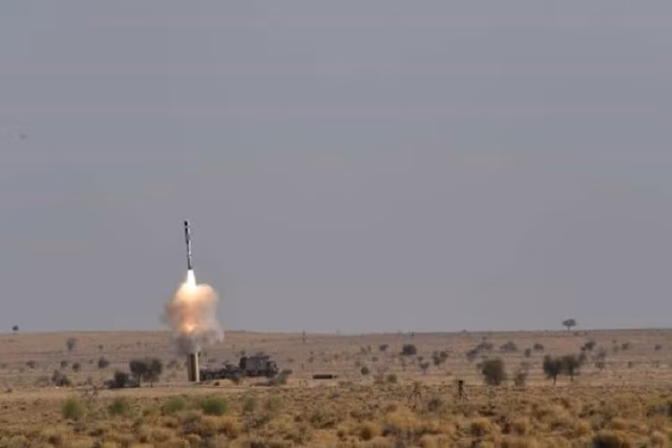 Tên lửa hành trình BrahMos có khả năng tấn công mục tiêu với khoảng cách tối đa lên tới 480km và tốc độ bắn tối đa đạt Mach 3.5. Phía Ấn Độ cũng đã từng khẳng định nước này đang hợp tác với phía Nga để "tăng tầm" cho các tên lửa BrahMos. Nguồn ảnh: Indiannews.