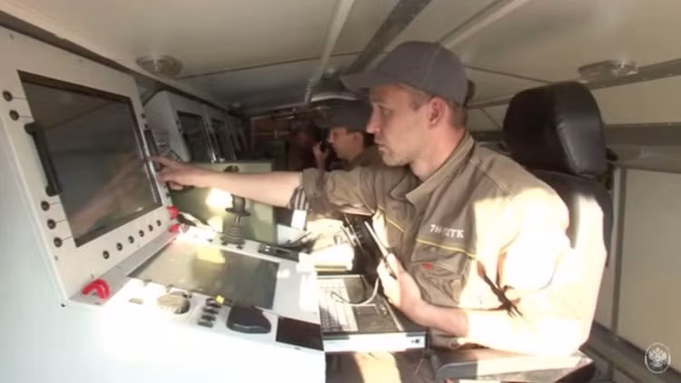 Uran-9 có thể được điều khiển từ khoảng cách tối đa 3,5 km từ một xe chỉ huy. Loại phương tiện chiến đấu của Nga có hai chế độ điều khiển, bao gồm điều khiển hoàn toàn bằng tay, hoặc tự hoạt động theo các chương trình được lập trình sẵn (như một phương tiện tự hành). Nguồn ảnh: BI.