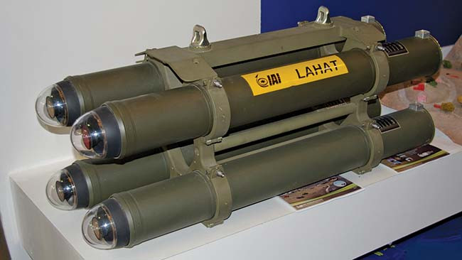 Để có thể làm được điều đó, tên lửa LAHAT được thiết kế như một viên đạn pháo, nó có trọng lượng chỉ 13 kg, trong đó trọng lượng đầu đạn nặng 4,5 kg. Tầm bắn của loại tên lửa này là từ 6000 tới 8000 mét trong điều kiện lý tưởng và nó có độ chính xác cực kỳ cao. Nguồn ảnh: Wiki.