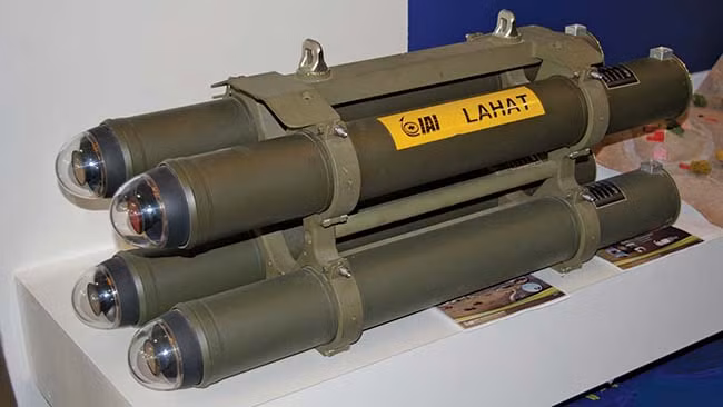 Để có thể làm được điều đó, tên lửa LAHAT được thiết kế như một viên đạn pháo, nó có trọng lượng chỉ 13 kg, trong đó trọng lượng đầu đạn nặng 4,5 kg. Tầm bắn của loại tên lửa này là từ 6000 tới 8000 mét trong điều kiện lý tưởng và nó có độ chính xác cực kỳ cao. Nguồn ảnh: Wiki.