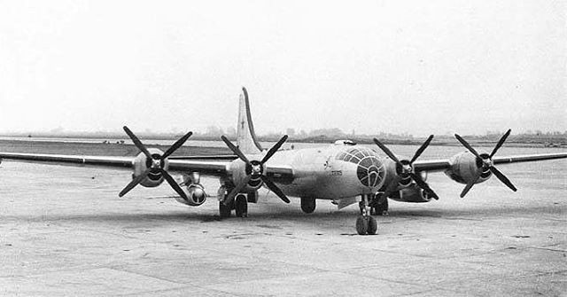 Mỗi máy bay ném bom chiến lược Tu-4 có thể mang theo được tối đa hai quả tên lửa KS-1 Komet ở hai bên cánh. Mỗi quả tên lửa Komet được trang bị một đầu đạn nổ mạnh nặng 600 kg - đủ để tiêu diệt mọi loại tàu nổi thời bấy giờ kể cả tàu sân bay chỉ bằng một pha tấn công trúng đích. Nguồn ảnh: Wiki.