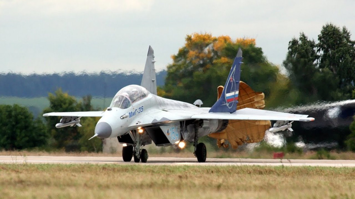 Với sự ổn định cao và độ tin cậy tốt như máy bay chiến đấu MiG-29 đã từng thể hiện được, MiG-35 có thể hạ cánh ở bất cứ đường băng nào một cách dễ dàng, đòi hỏi ít sự bảo dưỡng và có thể quay trở lại bầu trời nhanh nhất có thể sau mỗi khi trở về mặt đất bảo dưỡng, nạp tiếp tế. Nguồn ảnh: Draft.