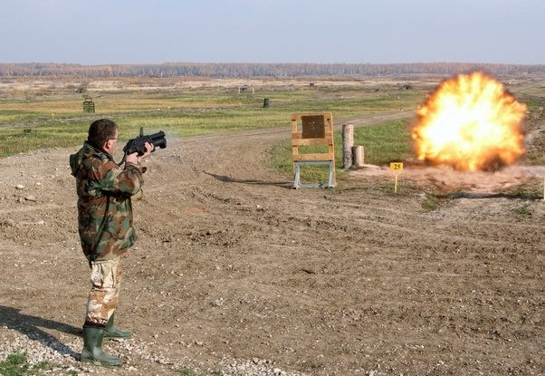 Hiệu quả của loại vũ khí này cũng phụ thuộc vào độ phát tán chất nổ ra không khí trước khi nó phát nổ. Điều này khiến vũ khí nhiệt áp không thể sử dụng được trong điều kiện thời tiết có gió mạnh hoặc thậm chí do lỗi kỹ thuật khi mà chất gây cháy bị phát tán quá sớm dẫn đến việc bị loãng, không đủ độ đậm đặc để gây ra sát thương như tính toán ban đầu. Nguồn ảnh: WMD.