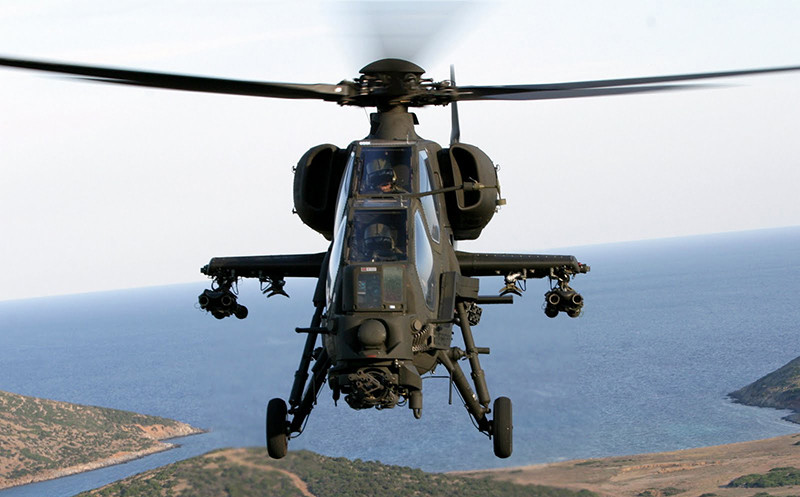 Ngoài khẩu pháo ba nòng, chiếc trực thăng này còn có 4 giá treo, có thể giúp nó mang theo các loại pháo phản lực, tên lưa hoặc bom có điều khiển các loại. Nguồn ảnh: Pinterest.