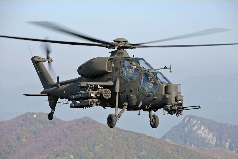 Có phi hành đoàn 2 người giống trực thăng Apache của Mỹ, Agusta A129 có chiều dài 12,28 mét, đường kính cánh quạt 11,9 mét, cai 3,33 mét và được trang bị 2 động cơ Rolls-Royce GEM 2-1004D (Piaggio lắp giáp theo sự cho phép của Rolls-Royce) kèm theo đó là cánh quạt 5 lá. Nguồn ảnh: Aviation.