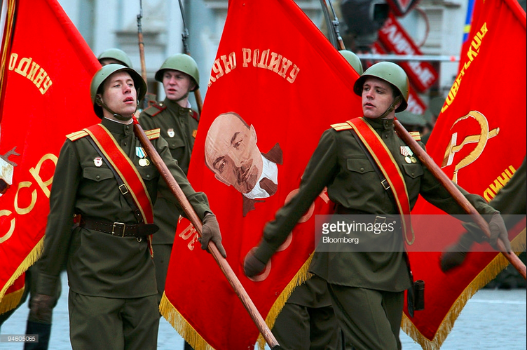 Thậm chí, nhiều đội quân còn được ăn mặc giống hệt kiểu Hồng Quân Liên Xô ngày trước để tưởng niệm những tháng năm vĩ đại của cha ông họ. Nguồn ảnh: Gettyimg.