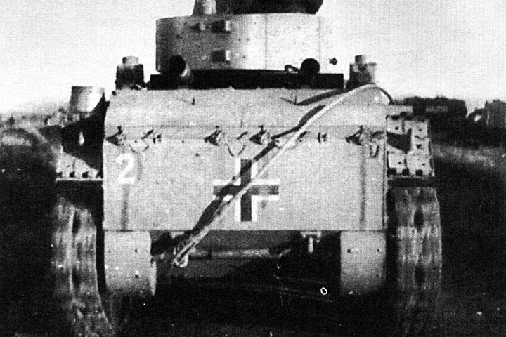 Quân Đức Quốc xã sử dụng lại xe tăng BT-7 của Liên Xô. Ở đây quân Đức sơn biểu tượng của chúng lên xe thu được của Hồng quân.