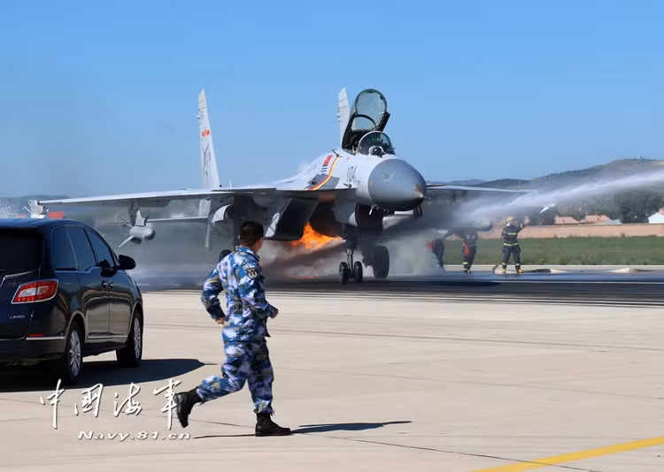 Ví dụ, ở tốc độ trung bình của chiến đấu cơ là khoảng 900 km/h, bất cứ loại chim nào cũng có thể gây ra tai nạn nghiêm trọng khi đâm vào máy bay, đấy là chưa nhắc tới trường hợp chim chui "tọt" vào động cơ máy bay khi động cơ đang hoạt động. Nguồn ảnh: Chinanews.