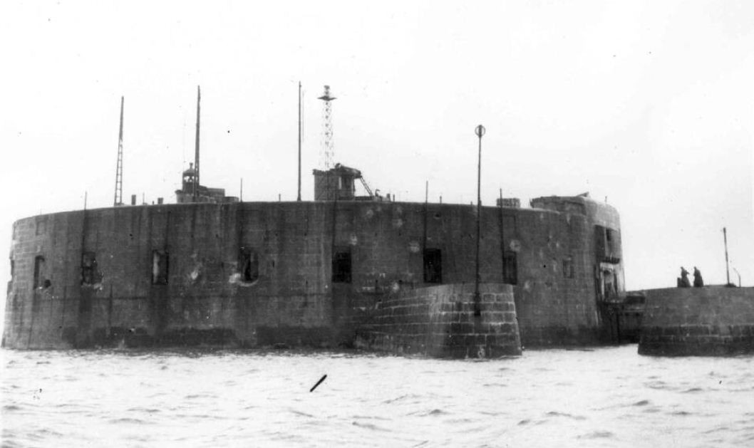 Một công sự kiên cố của phát xít Đức gần như vẫn còn nguyên vẹn sau cuộc tấn công của Đồng minh. Nguồn ảnh: Flickr.