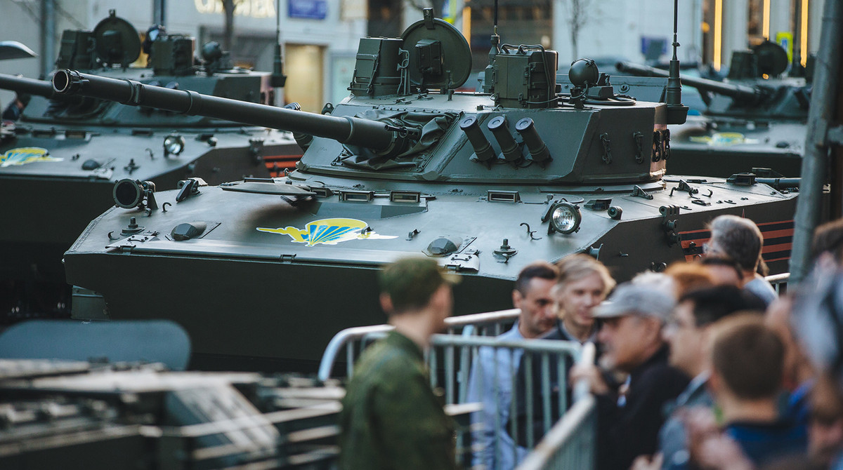 Xe chiến đấu bộ binh BMD-4M của lực lượng lính dù Nga, đây là một trong số những loại thiết giáp chiến đấu hiếm hoi trên thế giới có khả năng thả dù từ máy bay. Nguồn ảnh: Gazeta.