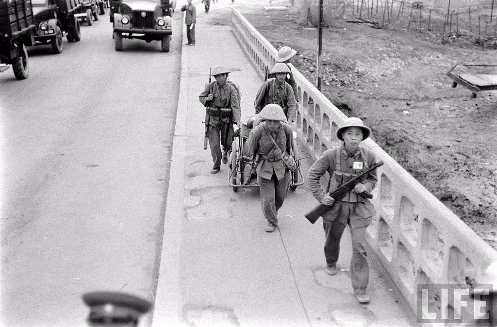 Một đơn vị công binh của ta làm nhiệm vụ thiết lập đường dây thông tin liên lạc trong ngày tiếp quản Hải Phòng. Nguồn ảnh: Flickr.