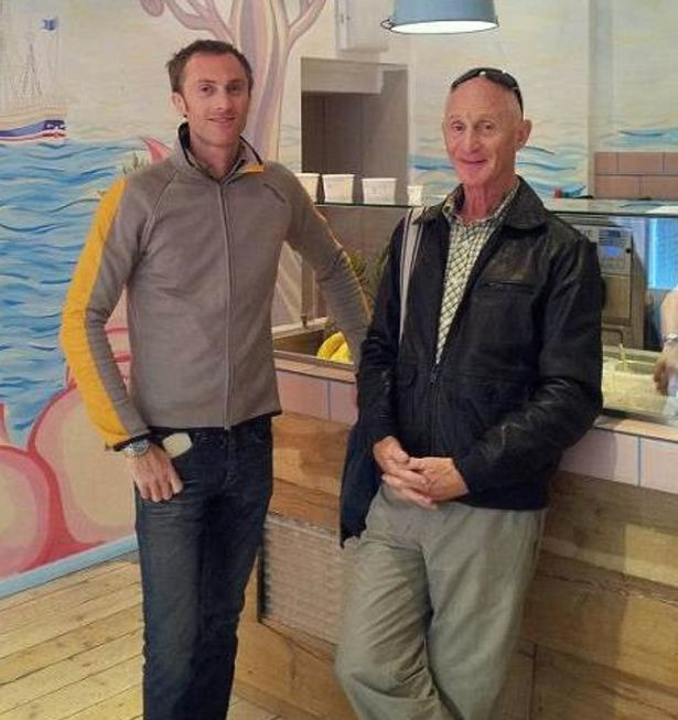 Nicholas và bố mình.