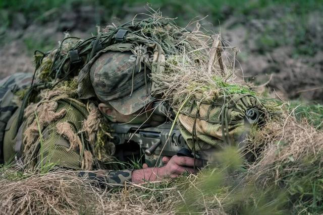 Bộ trang phục này thậm chí còn có thể được dùng để ngụy trang cho cả những khẩu súng bắn tỉa hiện đại được lính bắn tỉa nước này sử dụng. Nguồn ảnh: Sina.