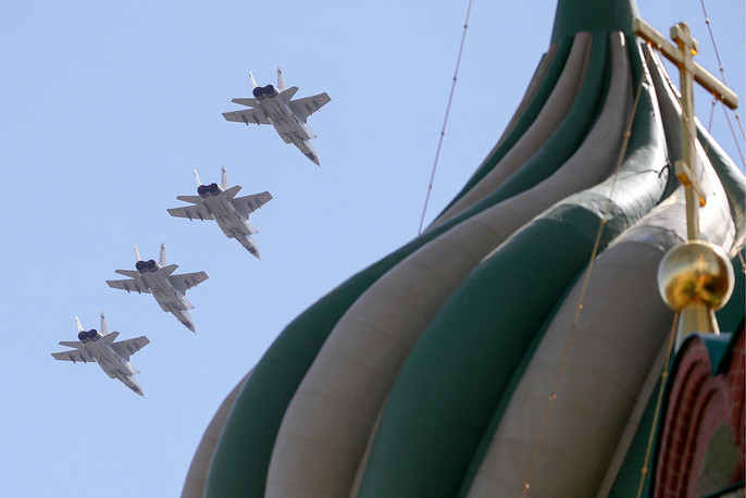 Các chiến đấu cơ MiG-31K gây ấn tượng với loại tên lửa Kinzhal đời mới bay qua Quảng Trường Đỏ. Nguồn ảnh: TASS.