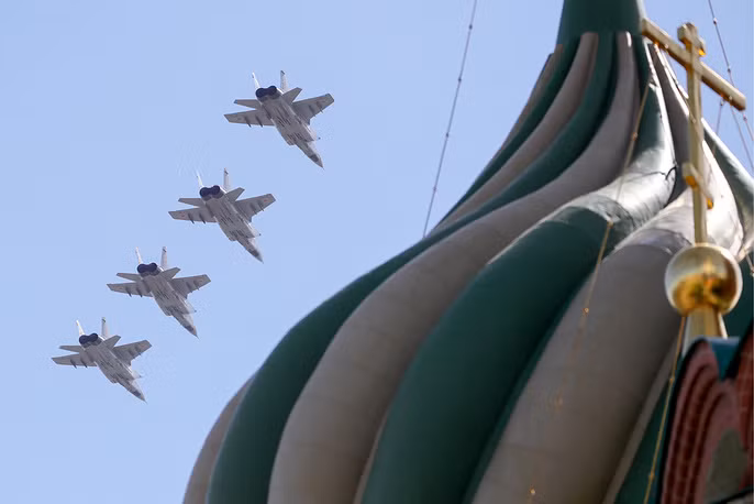 Các chiến đấu cơ MiG-31K gây ấn tượng với loại tên lửa Kinzhal đời mới bay qua Quảng Trường Đỏ. Nguồn ảnh: TASS.