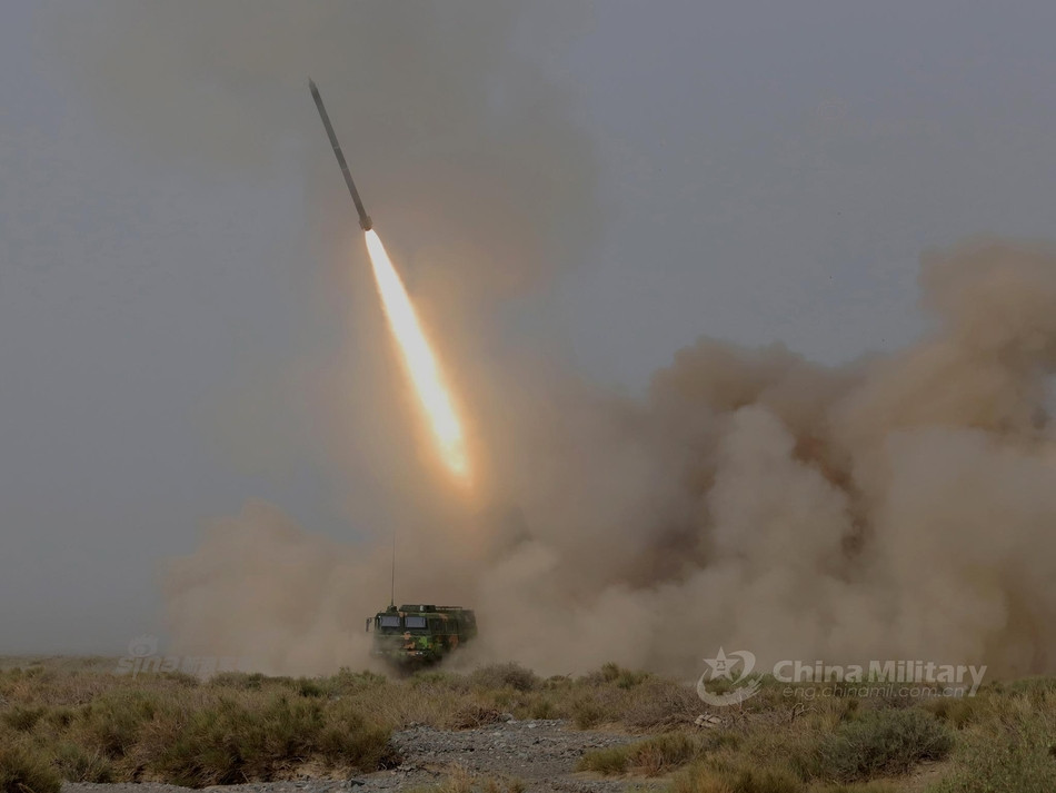 Giống với phiên bản gốc do Liên Xô phát triển, pháo phản lực PHL03 có tổng cộng 12 ống phóng cỡ nòng 300 mm. Mỗi quả đạn của nó có trọng lượng từ 800 tới 830 kg, tầm bắn tối đa từ 70 tới 120 km phụ thuộc vào từng loại đạn khác nhau. Nguồn ảnh: Sina.