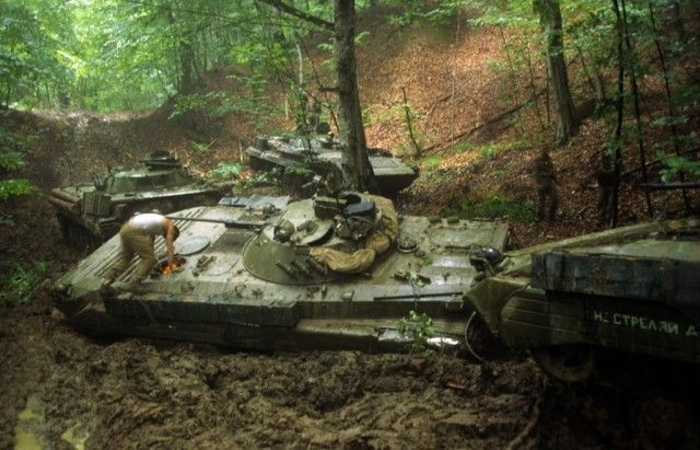 "Mồ chôn xe thiết giáp" Nga khi địa hình đầy bùn lầy ở Chechen khiến mọi chiếc thiết giáp bị xa lầy và không thể thoát ra được. Nguồn ảnh: ER.
