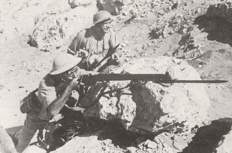 Thực chất, khẩu Lee Enfield không có nhiều thứ để cải tiến, các kỹ sư chỉ việc tháo bớt hay thêm một vài bộ phận vào khẩu súng này để cho ra đời một "biến thể" với những tính năng bổ trợ như có kính ngắm, có khả năng tháo hộp tiếp đạn,... Nguồn ảnh: Pinterest.