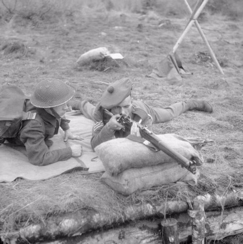 Với số lượng cực lớn từng được sản xuất, khẩu súng trường này của Anh đã có mặt khắp năm châu, tham gia vào gần như mọi cuộc xung đột kể từ đầu thế kỷ 20 cho tới tận đầu thế kỷ 21. Nguồn ảnh: Pinterest.