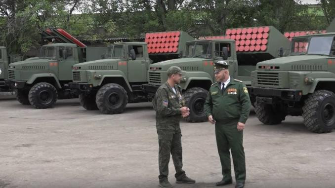 Pháo phản lực phóng loạt Cheburashka (ở giữa) cùng dàn phương tiện chiến tranh hiện đại trong tay lực lượng Ukraine ly khai. Nguồn ảnh: Tube.