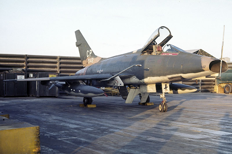 Ngày 18/8/1964, chiếc F-100 đầu tiên của Không quân Mỹ đã bị bắn hạ bởi hỏa lực phòng không của Việt Nam, phi công trung Úy Colin A. Clarke đã nhảy dù thoát hiểm thành công. Nguồn ảnh: Vietnamwar.