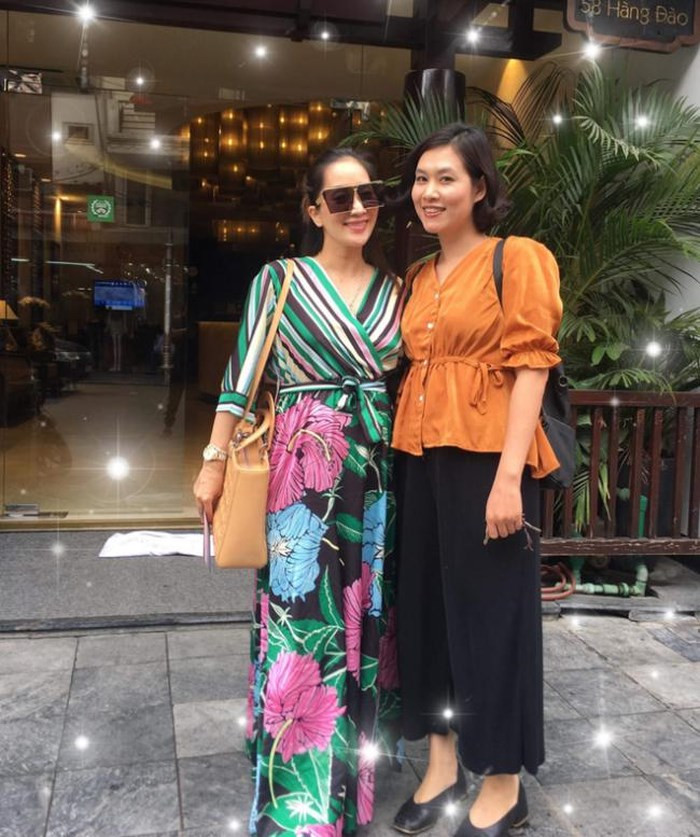 Khánh Thi và nữ diễn viên Hà Hương trong buổi hội ngộ mới đây.