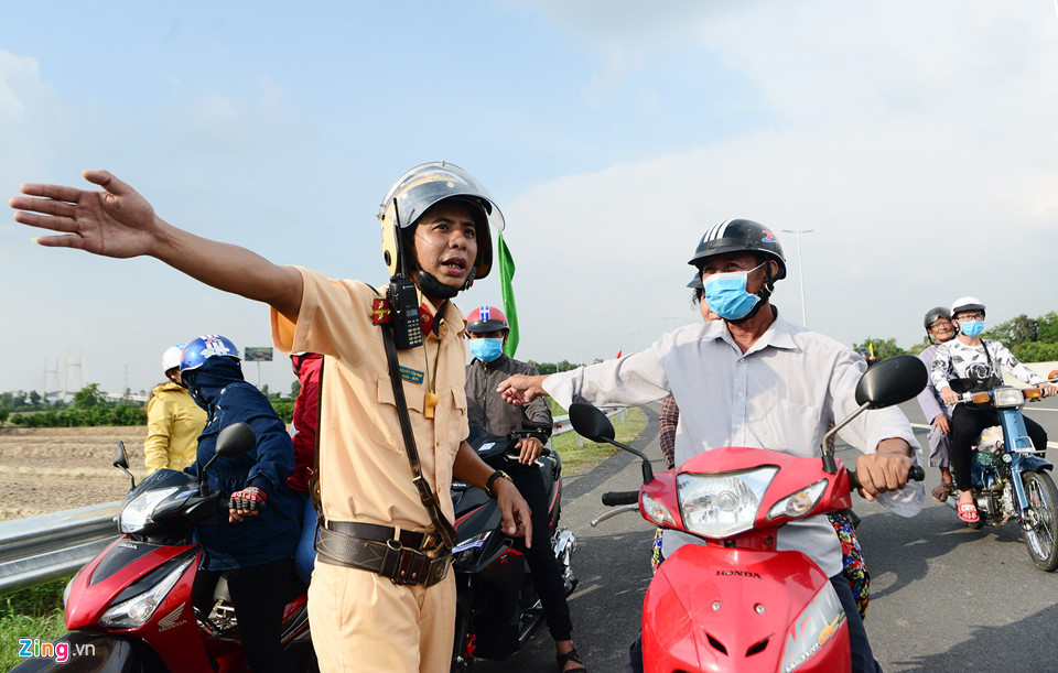 Cũng tại các điểm đường dẫn, sau khi tham quan cầu, rất nhiều người chưa nắm được hướng di chuyển tiếp theo tại các vòng cung này nên các chiến sĩ CSGT liên tục phải hướng dẫn cho bà con.