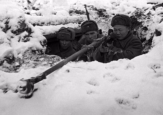 Tuy nhiên, theo nhiều giả thiết được các nhà sử học đặt ra, những người lính Hồng Quân mang quốc tịch Việt Nam này đã sống sót sau cuộc chiến ở Moscow và được cử về nước hoạt động để phát động phong trào chống Nhật (Đế quốc Nhật lúc này đang bành chướng ở châu Á). Nguồn ảnh:WW2.