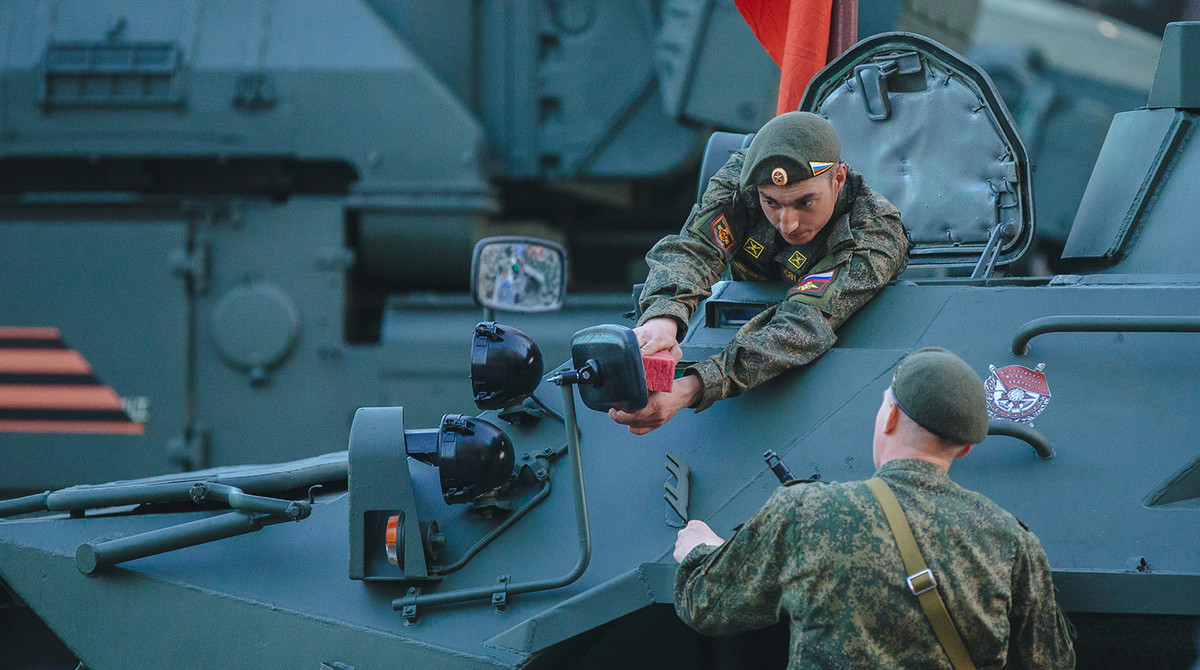 Giống như mọi năm, buổi lễ duyệt binh tại Quảng Trường Đỏ không chỉ mang ý nghĩa kỷ niệm chiến thắng của Liên Xô trong Chiến tranh Thế giới thứ 2 mà còn là nơi quân đội Nga phô diễn sức mạnh quân sự của mình với những dàn trang thiết bị quân sự hùng hậu nhất. Nguồn ảnh: Gazeta.