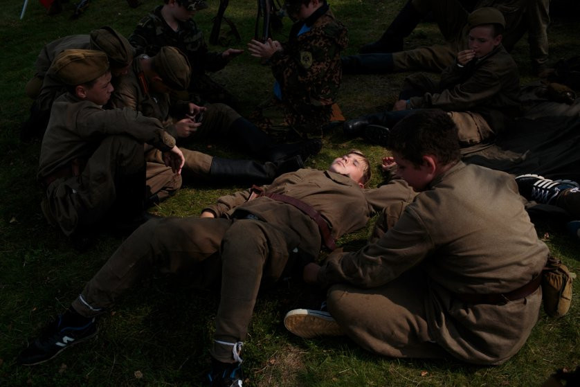 Cách để dạy cho trẻ em Nga có tinh thần yêu nước dễ dàng nhất chính là kể cho chúng nghe về lịch sử chiến tranh vệ quốc vĩ đại. Thậm chí quân phục Liên Xô cũng là một trong những loại đồng phục trong các trại hè này. Nguồn ảnh: Time.