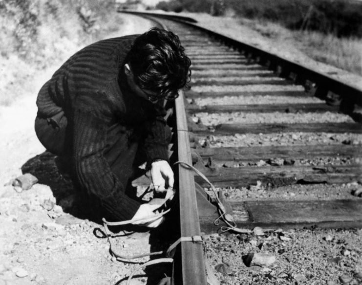 Đặt mìn để phá đường ray tàu hỏa, đảm bảo quân tiếp viện của Đức sẽ không thể tới được bãi biển. Nguồn ảnh: Warhistoryonline.