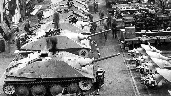 Nói một cách ngắn gọn, ở khoảng cách dưới 1000 mét khó có xe tăng hay thiết giáp nào của đồng minh hoặc Hồng quân Liên Xô có thể "chịu" được một phát bắn vỗ mặt từ khẩu pháo này. Nguồn ảnh: Pinterest.