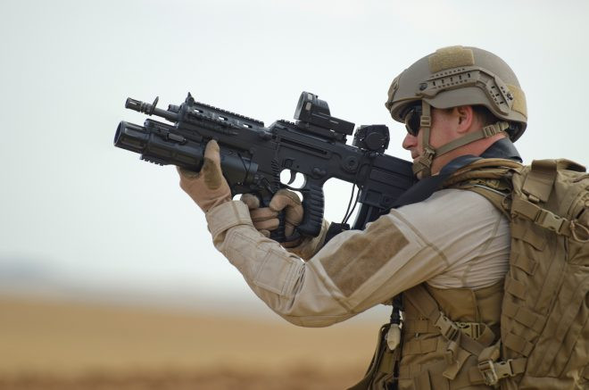 Súng có cơ chế bắn khóa nòng xoay và trích khí khóa nòng. Tuy nhiên khóa nòng của khẩu Tavor X95 là khóa nòng kín, vỏ đạn sau khi bắn sẽ rơi ra từ phía dưới báng súng, song song với hộp tiếp đạn. Điều này cho phép xạ thủ có thể bắn được súng bằng cả hai tay mà không sợ bị vỏ đạn văng vào mặt như các loại súng có khóa nòng hở một bên như AK-47 hay M-16. Nguồn ảnh: Guns.