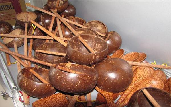 Bát đĩa, thìa muỗng, gáo dừa.