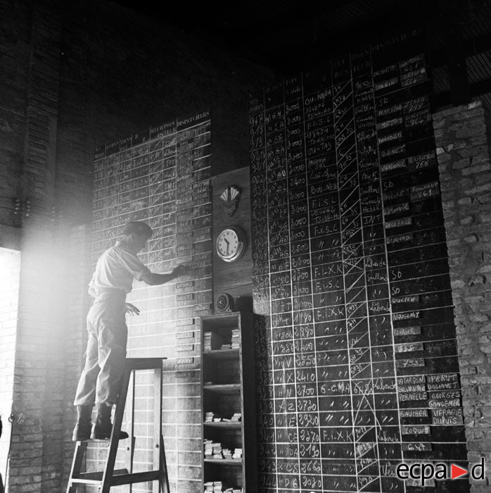 Pháp tin rằng, không có cầu không vận thì Việt Minh không thể có được hỏa lực tương đương với những gì mà chúng có ở Điện Biên Phủ và tự tin rằng nếu không có pháo binh, Việt Minh sẽ không thể tấn công được Điện Biên Phủ. Ảnh: Các phi vụ không vận lên Điện Biên Phủ được thống kê lại. Nguồn ảnh: ECPA.