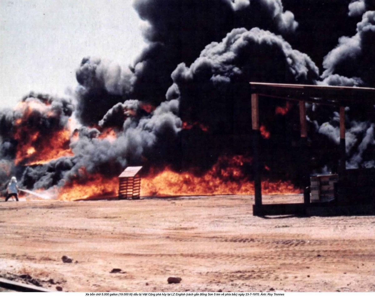 Một vụ tấn công của quân giải phóng đã thiêu rụi khoảng 20.000 lít xăng máy bay bên trong căn cứ này, gây ra đám cháy lớn kéo dài nhiều ngày.