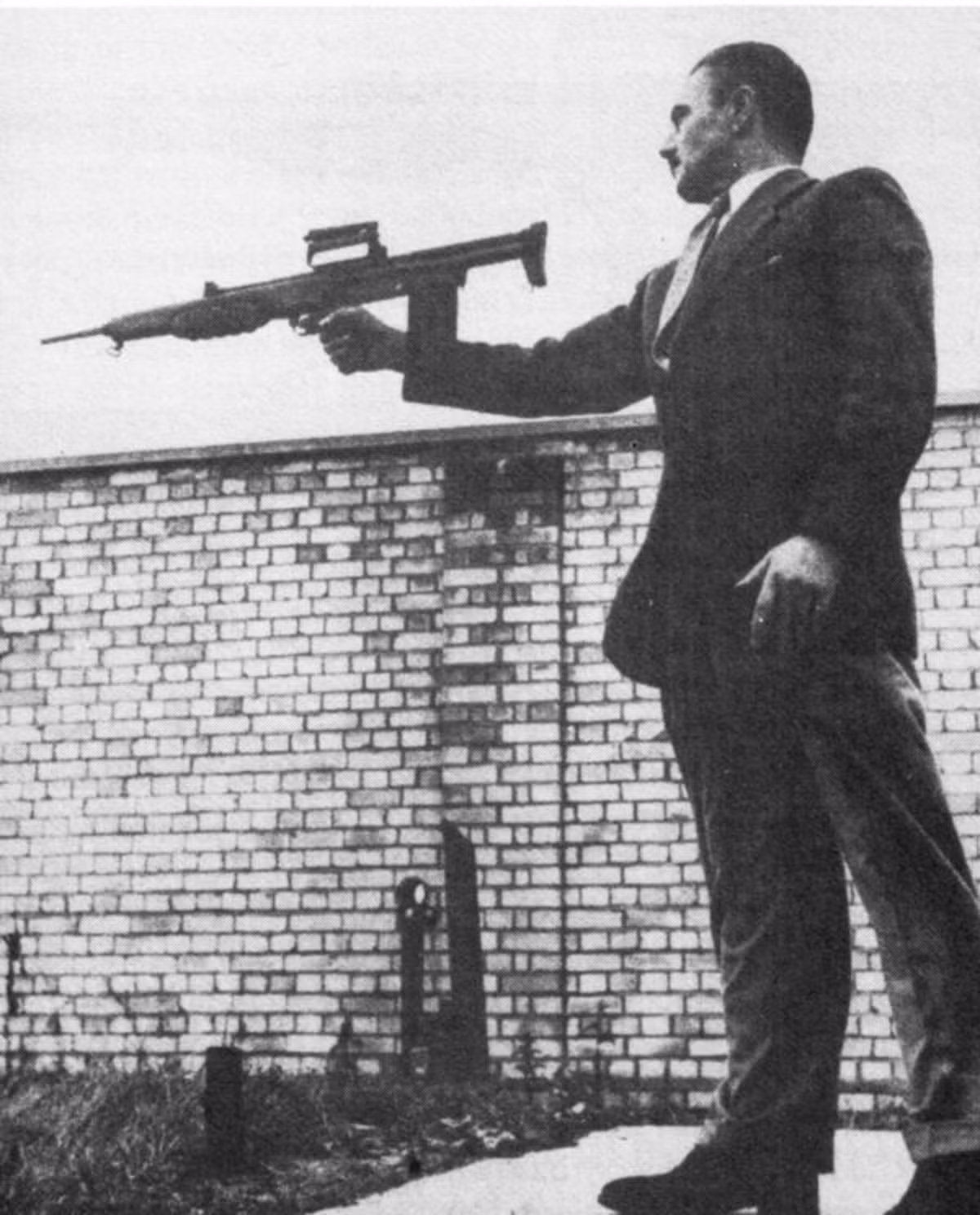 Một trong những được đặc vượt trội so với nhiều khẩu Bullpup thời nay đó là khẩu EM-2 có thiết kế cân bằng ở giữa tay cầm súng. Điều này giúp xạ thủ tác xạ chuẩn xác hơn hoặc ngắm bắn được lâu hơn mà không sợ mỏi tay. Nguồn ảnh: Rifle.