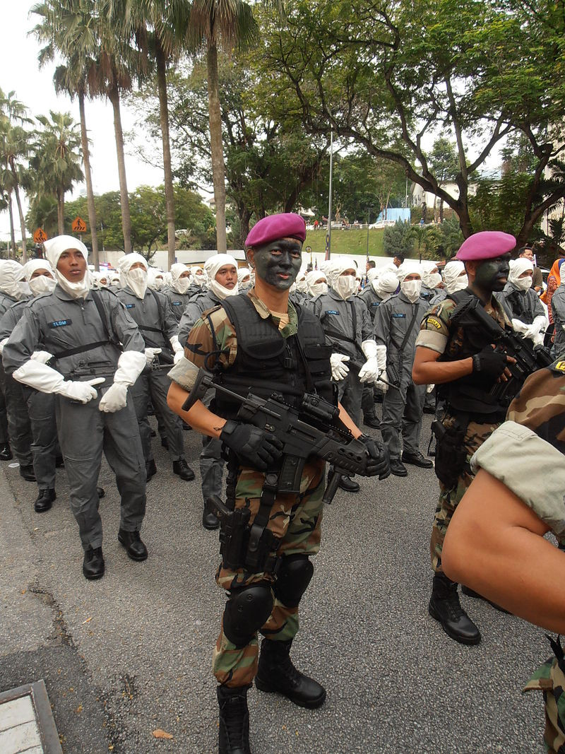 Giống với nhiều loại vũ khí hiện đại khác, khẩu súng trường tấn công XM8 cũng được trang bị các rãnh kỹ thuật để gắn thêm phụ kiện vào súng. Tuy nhiên khẩu súng này chỉ có hai đường rãnh kỹ thuật ở phía trên và dưới ốp lót tay, hai bên cạnh của ốp lót tay không có rãnh, gây khó khăn cho người lính khi muốn gắn thêm đèn pin hoặc đèn laser chỉ thị mục tiêu. Nguồn ảnh: PASKAL.